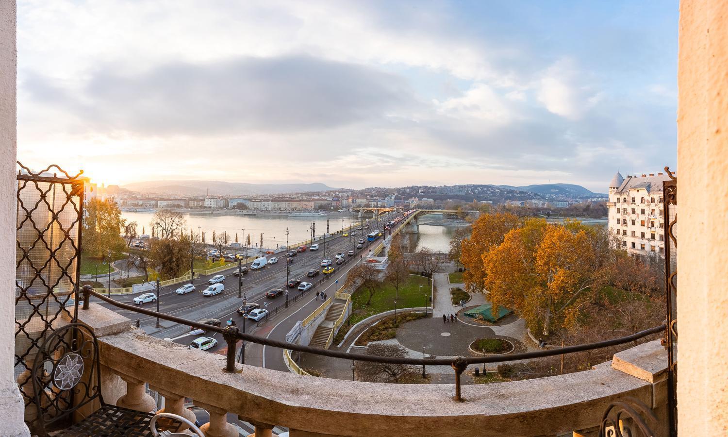 Magical Danube View In A Spacious Two Bedroom Next To Parliament *