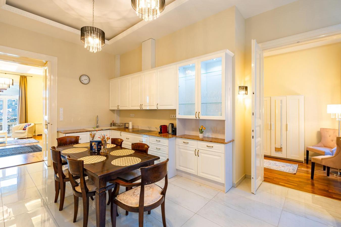 Magical Danube View In A Spacious Two Bedroom Next To Parliament