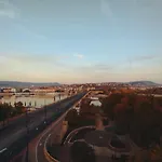 Magical Danube View In A Spacious Two Bedroom Suite Next To Parliament