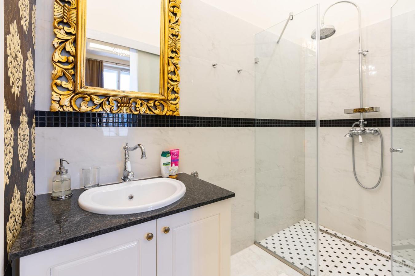 Magical Danube View In A Spacious Two Bedroom Next To Parliament