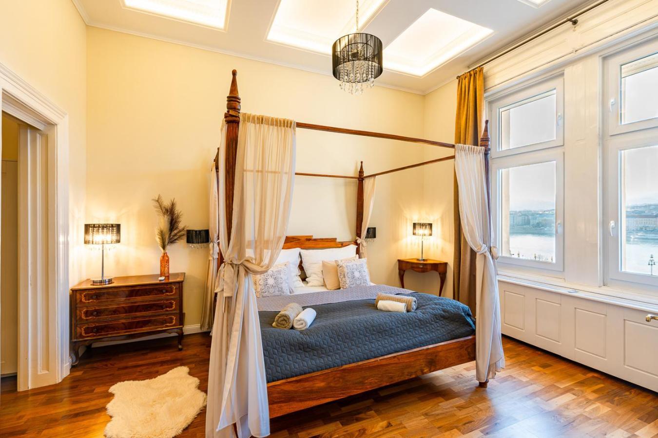 Magical Danube View In A Spacious Two Bedroom Next To Parliament Apartment