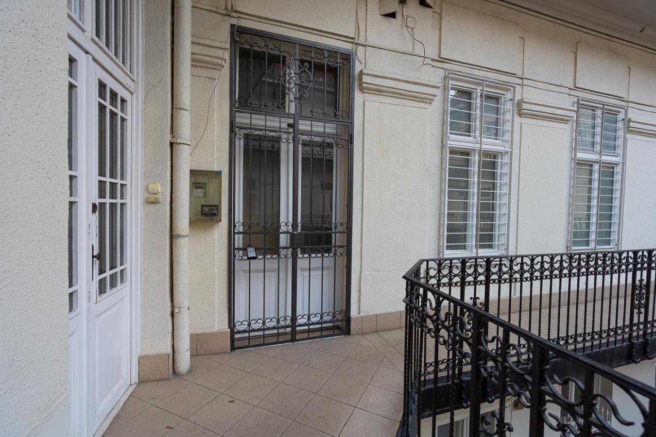 Magical Danube View In A Spacious Two Bedroom Next To Parliament