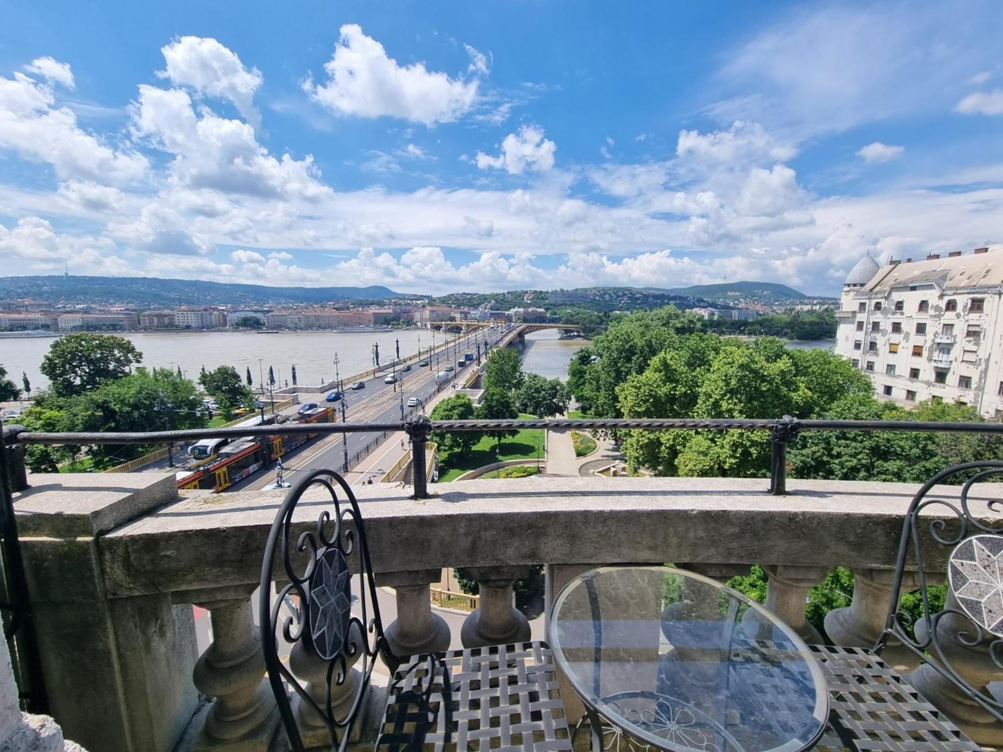 Magical Danube View In A Spacious Two Bedroom Next To Parliament Apartment