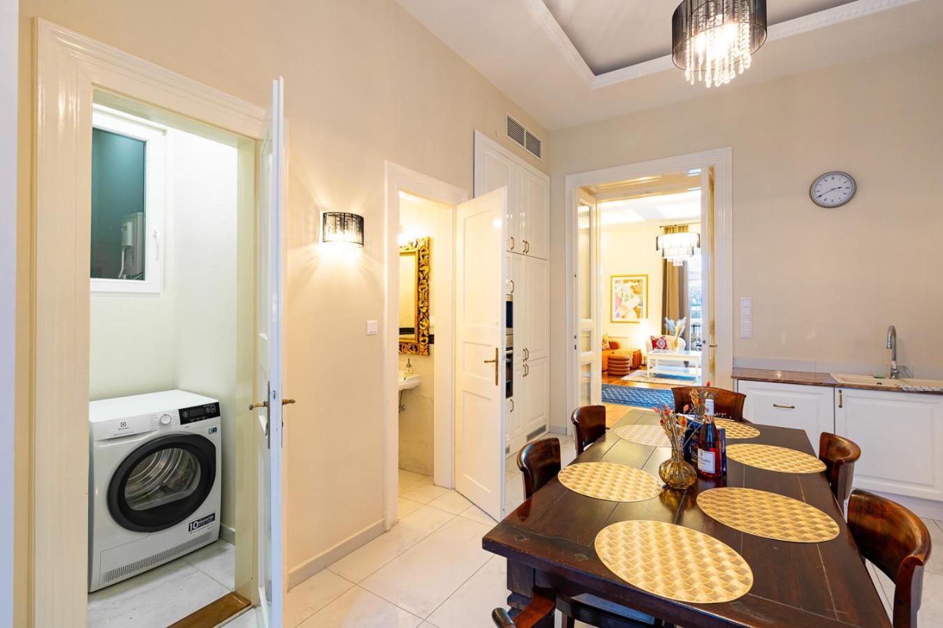 Magical Danube View In A Spacious Two Bedroom Next To Parliament