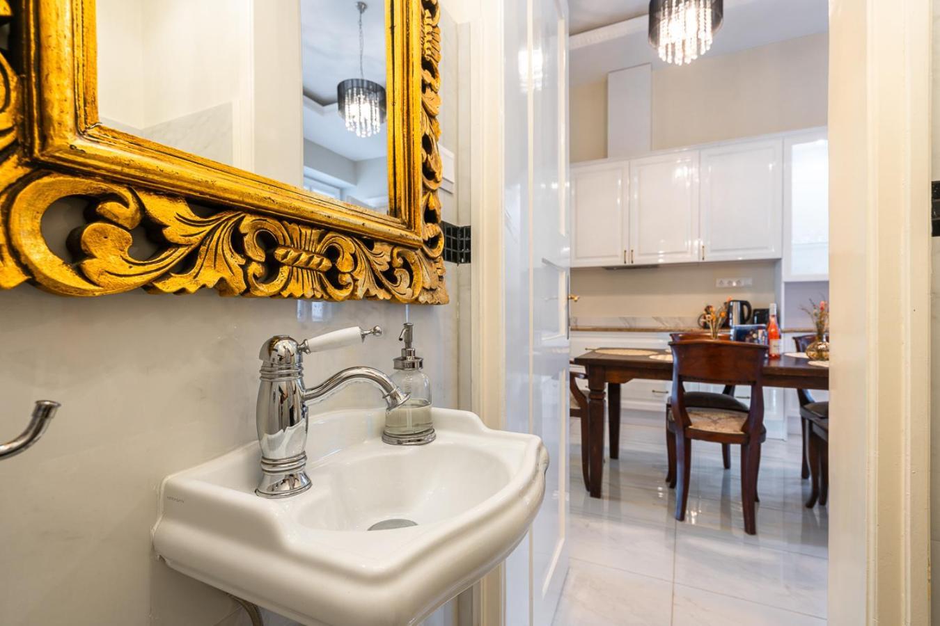 Magical Danube View In A Spacious Two Bedroom Next To Parliament