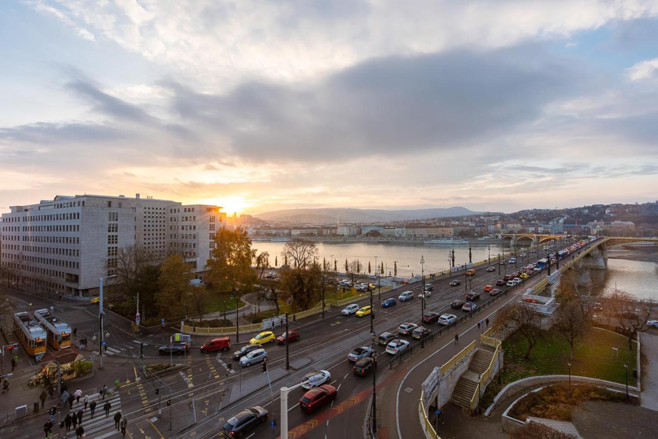 Magical Danube View In A Spacious Two Bedroom Next To Parliament * Budapest
